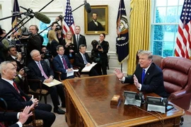 Tổng thống Mỹ Donald Trump (phải) trong cuộc gặp với Phó Thủ tướng Trung Quốc Lưu Hạc (trái) tại Washington, DC, Mỹ, ngày 22/2. (Nguồn: AFP/TTXVN) 