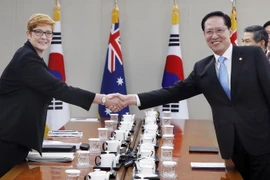 Bộ trưởng Quốc phòng Hàn Quốc Song Young-moo (phải) và Bộ trưởng Quốc phòng Australia Marise Payne trong cuộc họp tại Seoul, Hàn Quốc để bàn về tình hình Triều Tiên. (Nguồn: Yonhap/TTXVN)