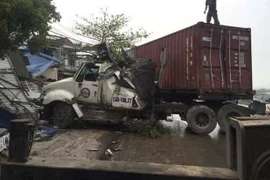 Xe container mất lái, bất ngờ đâm sập 3 cửa hàng ở Hải Dương