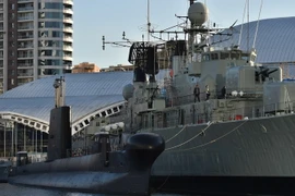 Tàu ngầm HMAS Onslow (trái) và tàu khu trục HMAS Vampire (phải) của hải quân Australia tại cảng Sydney ngày 4/8. (Nguồn: AFP/TTXVN)