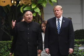 Tổng thống Mỹ Donald Trump (phải) và Chủ tịch Triều Tiên Kim Jong-un tại ngày làm việc thứ hai của Hội nghị thượng đỉnh Mỹ-Triều lần hai ở Hà Nội, ngày 28/2/2019. (Nguồn: AFP/TTXVN) 