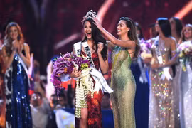 Người đẹp Phillipines Catriona Gray (trái, phía trước) đăng quang Hoa hậu Hoàn vũ 2018 tại cuộc thi chung kết ở Bangkok, Thái Lan ngày 17/12/2018. (Nguồn: AFP/TTXVN) 