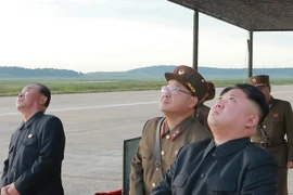 Nhà lãnh đạo Kim Jong-Un (phải) kiểm tra vụ phóng tên lửa Hwasong-12 ngày 16/9. (Nguồn: AFP/TTXVN)