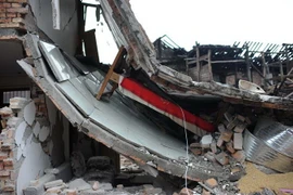 Hiện trường đổ nát sau một trận động đất kinh hoàng ở thị trấn Lingguan, tỉnh Tứ Xuyên, tháng 4/2013. (Nguồn: AFP/TTXVN) 