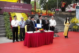 Đại diện Bộ Xây dựng trao hồ sơ quy hoạch cho thành phố Hà Nội. (Ảnh: Mạnh Khánh/TTXVN)