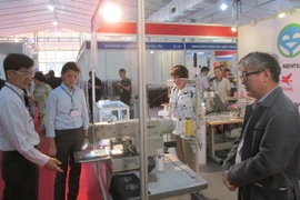 Khách thăm quan các gian hàng tại triển lãm HANOITEX 2016. (Ảnh: Đỗ Phương Anh/TTXVN)