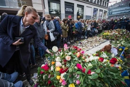 Người dân tập trung tại nơi tưởng niệm các nạn nhân xấu số trong vụ tấn công khủng bố ở Stockholm ngày 10/4. (Nguồn: AFP/TTXVN)