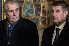 Thủ tướng Cộng hòa Séc Andrej Babis (phải) và Tổng thống Milos Zeman tại một sự kiện ở Prague, ngày 15/1. (Nguồn: The Guardian/TTXVN)