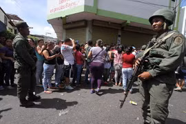 Binh sỹ gác tại cửa khẩu biên giới Venezuela-Colombia ở San Antonio de Tachira. (Nguồn: AFP/TTXVN)