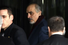 Đại sứ Syria tại Liên hợp quốc, trưởng phái đoàn Chính phủ Syria Bashar al-Jaafari (giữa) tới Geneva, tham dự cuộc hòa đàm. (Nguồn: AFP/TTXVN)