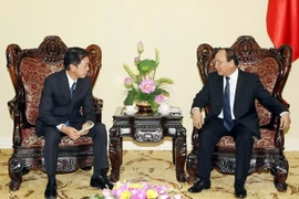 Phó Thủ tướng Nguyễn Xuân Phúc tiếp ông Youji Muto, Thứ trưởng Nghị viện, Bộ Nội vụ và Truyền thông Nhật Bản (MIC) đang thăm và làm việc tại Việt Nam. (Ảnh: Phạm Kiên - TTXVN)