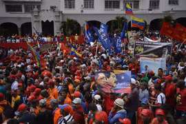 Người dân Venezuela tham gia tuần hành ủng hộ Chính phủ của Tổng thống Nicolas Maduro tại Caracas ngày 23/1/2019. (Nguồn: AFP/TTXVN) 