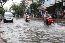 Triều cường gây ngập đường tại thành phố Bạc Liêu. (Ảnh: Huỳnh Sử/TTXVN)