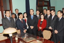 Dâng hương tưởng nhớ Bác Hồ tại Phủ Chủ tịch 