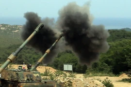 Một cuộc tập trận bắn đạn thật tại khu vực ngoài khơi huyện Yangpyeong, tỉnh Goseong, phía Nam Seoul ngày 1/6. (Nguồn: Yonhap/TTXVN)