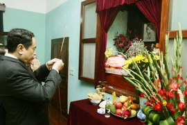 Chủ tịch Trần Thanh Mẫn dâng hương tưởng nhớ Bác Hồ. (Ảnh: Nguyễn Dân/TTXVN)
