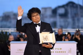 Đạo diễn Bong Joon-Ho nhận giải Cành cọ Vàng cho bộ phim 'Parasite' tại Liên hoan phim quốc tế Cannes lần thứ 72 ở Cannes, Pháp ngày 25/5/2019. (Nguồn: AFP/TTXVN) 