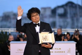 Đạo diễn Bong Joon-Ho nhận giải Cành cọ Vàng cho bộ phim 'Parasite' tại Liên hoan phim quốc tế Cannes lần thứ 72 ở Cannes, Pháp ngày 25/5/2019. (Nguồn: AFP/TTXVN) 