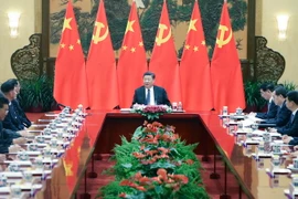 Chủ tịch Trung Quốc Tập Cận Bình (giữa) trong cuộc gặp với phái đoàn hữu nghị Triều Tiên tại Bắc Kinh. (Nguồn: THX/TTXVN)