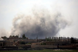 Khói bốc lên sau cuộc giao tranh ở quận al-Sinaa, phía Đông thành phố Raqqa ngày 21/6. (Nguồn: AFP/TTXVN)
