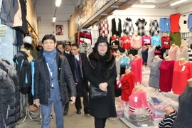 Đoàn đến thăm Trung tâm thương mại Sapa của người Việt Nam tại thủ đô Praha. (Ảnh: Vũ Ngọc Mai/TTXVN)