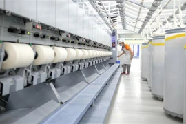 Công nhân Nhà máy kéo sợi lông cừu Đà Lạt bên dây chuyền sản xuất sợi lông cừu bằng nguyên liệu sợi tự nhiên nhập khẩu. (Ảnh: Nguyễn Dũng/TTXVN) 
