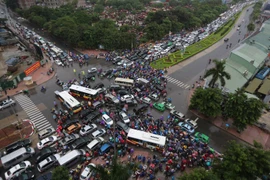 Người dân Hà Nội "đánh vật" với ùn tắc giao thông trong mưa lớn