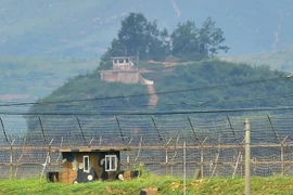 Tiền đồn quân sự Hàn Quốc (phía dưới) và Triều Tiên (phía trên) được nhìn từ thành phố biên giới Paju ngày 21/8. (Nguồn: AFP/TTXVN)