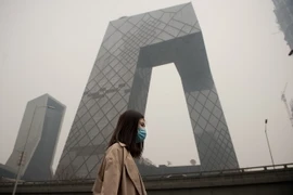 Người dân Trung Quốc đeo khẩu trang do ô nhiễm không khí ở Bắc Kinh ngày 20/3. (Nguồn: AFP/TTXVN)