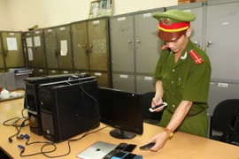 Tang vật thu giữ được trong một vụ phá án tổ chức cá độ bóng đá trên mạng Internet. (Ảnh: Doãn Tấn/TTXVN)