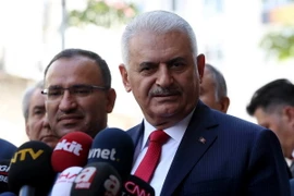 Thủ tướng Thổ Nhĩ Kỳ Binali Yildirim (phải) phát biểu với báo giới tại Ankara ngày 22/9. (Nguồn: AFP/TTXVN)