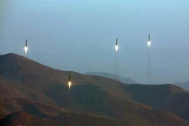 Các tên lửa đạn đạo được phóng trong cuộc diễn tập của các đơn vị pháo binh thuộc Lực lượng chiến lược của Quân đội Nhân dân Triều Tiên. (Nguồn: Yonhap/TTXVN)