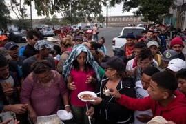 Người di cư từ các nước Trung Mỹ đổ về Tijuana gần biên giới giữa Mexico và Mỹ ngày 15/11. (Nguồn: AFP/TTXVN) 