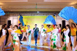 Một tiết mục văn nghệ do Đoàn văn công Quân khu 7 Quân đội nhân dân Việt Nam biểu diễn. (Ảnh: Phạm Kiên/Vietnam+)