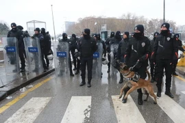 Cảnh sát chống bạo động Thổ Nhĩ Kỳ tăng cường an ninh tại Ankara. (Nguồn: AFP/TTXVN)