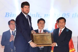 Ông Nguyễn Ngọc Thiện, Bộ trưởng Bộ Thể thao Văn hóa và Du lịch nhận bằng bằng của UNESCO ghi danh nghệ thuật Bài Chòi Trung bộ Việt Nam là di sản văn hoá phi vật thể đại diện của nhân loại. (Ảnh: Thống Nhất/TTXVN)