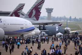 Các khách hàng tới tham dự một cuộc Triển lãm hàng không quốc tế Paris. (Nguồn: Bloomberg News ) 
