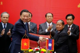 Hai Bộ trưởng đang trao nhau Kế hoạch hợp tác năm 2018. (Ảnh: Phạm Kiên/Vietnam+)