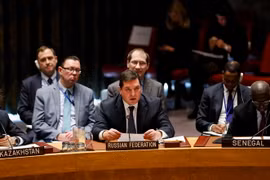 Phó Đại sứ Nga tại Liên hợp quốc Vladimir Safronkov (giữa, phía trước) tại phiên họp của Hội đồng Bảo an Liên hợp quốc về vấn đề viện trợ cho Syria ở New York (Mỹ) ngày 19/12. (Nguồn: THX/TTXVN)