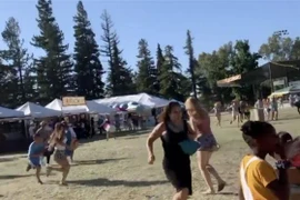 Nhiều người tháo chạy khỏi hiện trường vụ xả súng tại Lễ hội Tỏi thường niên Bắc California, Mỹ ngày 28/7/2019. (Nguồn: ABC15/TTXVN) 