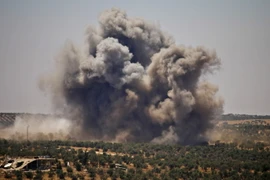 Khói bốc lên sau các cuộc không kích của quân đội Chính phủ Syria xuống khu vực do phiến quân chiếm giữ ở Daraa ngày 26/6. (Nguồn: AFP/TTXVN) 