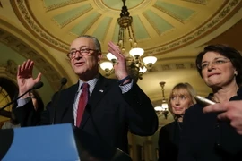 Lãnh đạo phe thiểu số tại Thượng viện Charles Schumer tại cuộc họp báo ở Washington, DC. (Nguồn: THX/TTXVN)