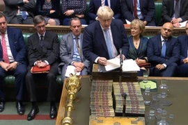 Thủ tướng Anh Boris Johnson (phía trước) phát biểu tại một phiên họp Hạ viện ở London. (Nguồn: AFP/TTXVN) 