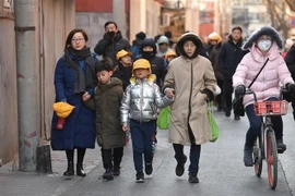 Các phụ huynh đón con tại trường tiểu học quận Tây Thành ở Bắc Kinh, Trung Quốc sau vụ tấn công bằng dao, ngày 8/1/2019. (Nguồn: AFP/TTXVN) 