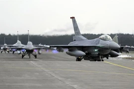 Máy bay chiến đấu F-16 của Không lực Mỹ chuẩn bị cất cánh tại căn cứ không quân Misawa, Nhật Bản. (Nguồn: AFP/TTXVN) 