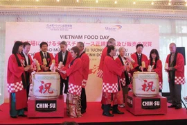 Các đại biểu thực hiện nghi lễ đập rượu để chào mừng sự kiện ra mắt tương ớt Chin-Su tại thị trường Nhật Bản. (Ảnh: Thành Hữu/TTXVN)