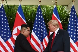 Tổng thống Mỹ Donald Trump (phải) và nhà lãnh đạo Triều Tiên Kim Jong-un tại Hội nghị thượng đỉnh Mỹ- Triều ở Singapore ngày 12/6. (Nguồn: AFP/TTXVN)