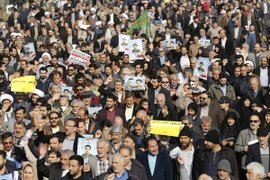 Người dân tuần hành ủng hộ Chính phủ tại Tehran, Iran ngày 5/1. (Nguồn: AFP/TTXVN)