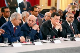 Các bên đối địch tại Libya trong cuộc họp tại Paris.(Nguồn: AFP/TTXVN)