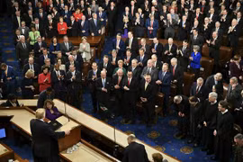 Tổng thống Mỹ Donald Trump (trái) đọc Thông điệp liên bang tại Hạ viện ở Washington D.C., tối 5/2/2019 (giờ địa phương). (Nguồn: AFP/TTXVN) 